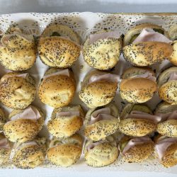 Le plateau de pains oignons charcuterie (25 pièces)